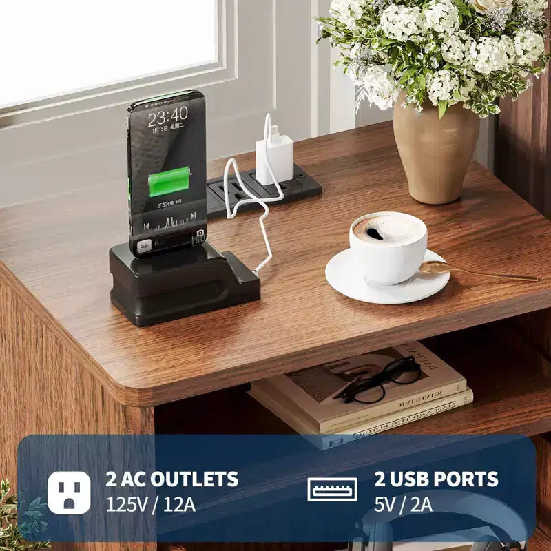 Comodino scanalato con porte USB e prese elettriche, Marrone / Naturale, 2 cassetti, Confezione da 1 o 2