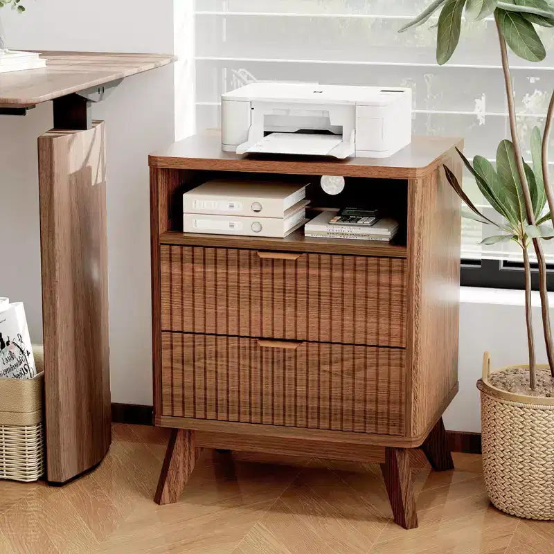 Comodino scanalato con porte USB e prese elettriche, Marrone / Naturale, 2 cassetti, Confezione da 1 o 2